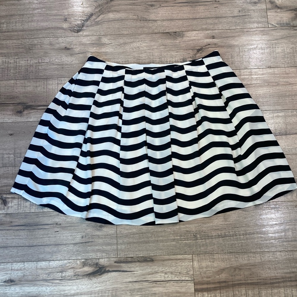 Banana Republic Striped Black and White Women's Skirt size 8 monochrome (P40)